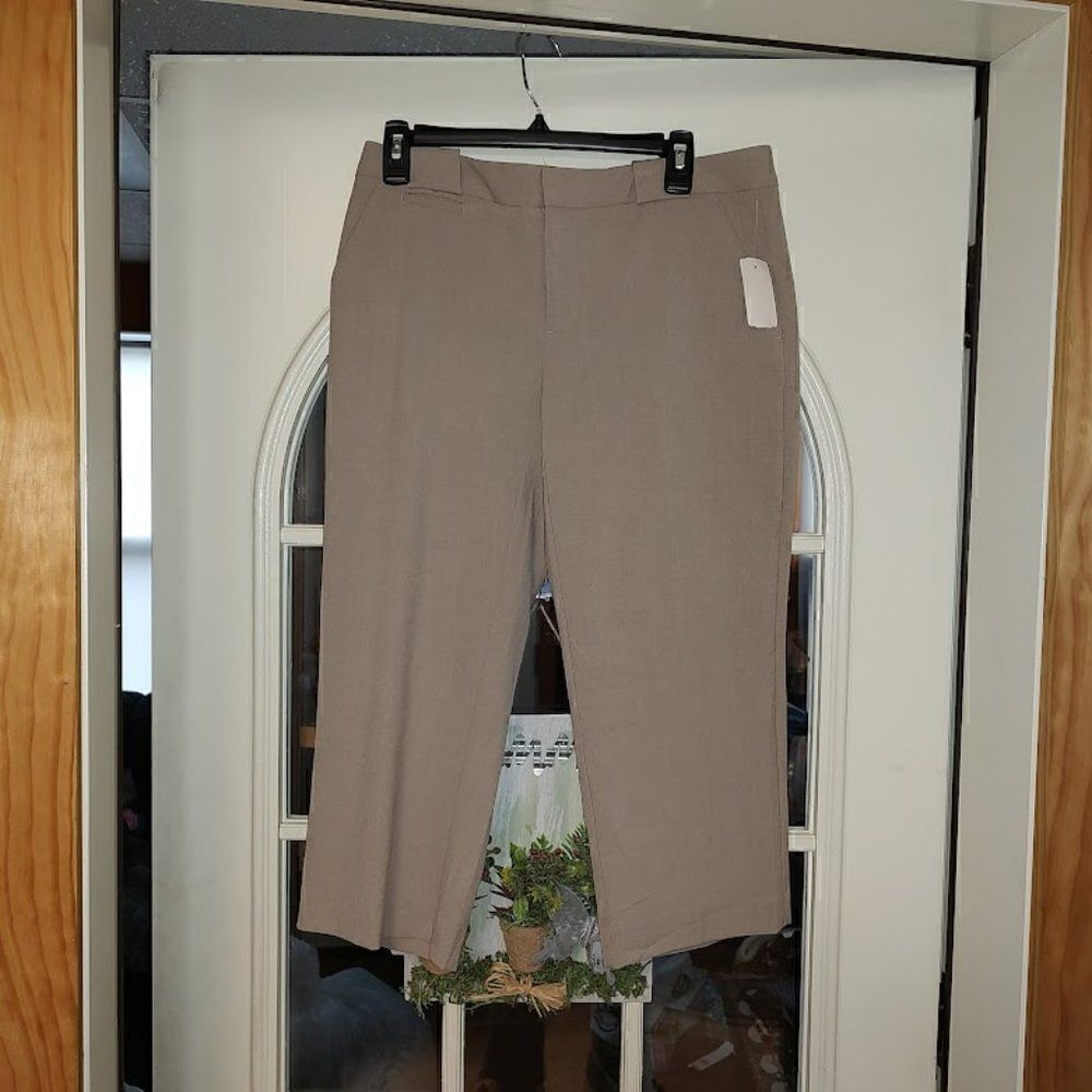 New Daisy Fuentes Beige Cropped Pants Size Women's 6